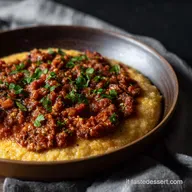 Polenta con Rag&ugrave;: Ricetta della Nonna Rivisitata!